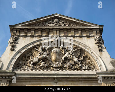LONDON, Vereinigtes Königreich - 25. AUGUST 2017: Das „Coat of Arms of the City of London“ in der Lindsey Street am Smithfield Meat Market-Gebäude Stockfoto