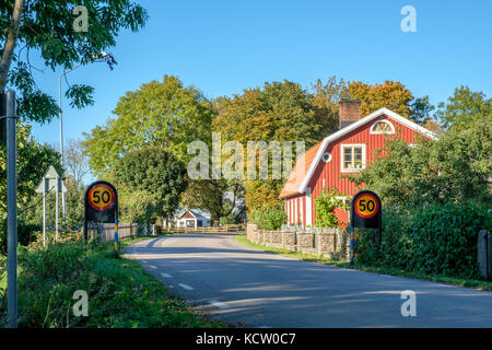 Landstraße auf der schwedischen Ostseeinsel Öland im Oktober 2017 Stockfoto