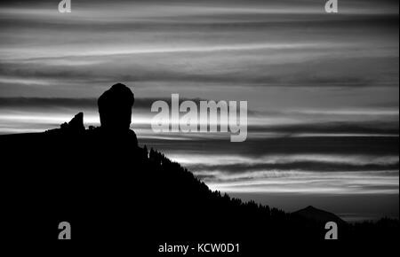 Roque Nublo Hintergrundbeleuchtung bei Sonnenuntergang, Schwarze und Weiße, Kanarische Inseln Stockfoto