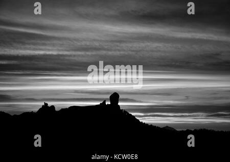 Roque Nublo bei Sonnenuntergang mit Schwarzweiß-Effekt, Kanarische Inseln Stockfoto