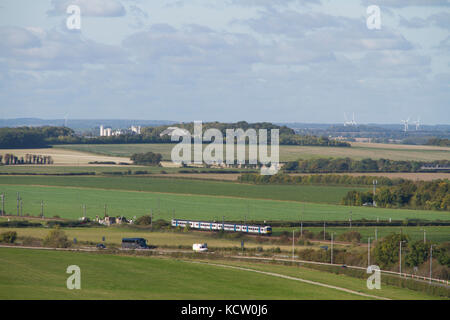 Ein Great Northern Klasse 365 Elektrischer Triebzug nähert sich Royston in North Hertfordshire von Therfield Heide gesehen. Stockfoto