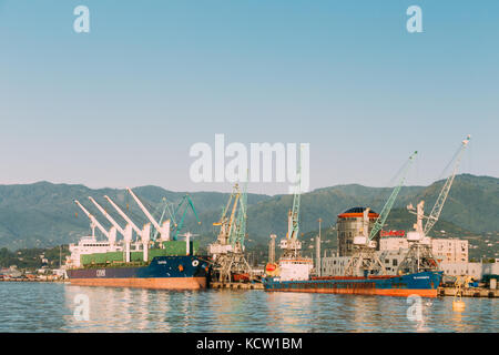 Alte Schiff Fracht Schiff Tanker im Hafen Dock am sonnigen Abend bei Sonnenuntergang oder Sonnenaufgangszeit In Batumi, Adscharien, Georgia Stockfoto