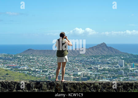 Tourist, der ein Bild von Dimond Head Mountain und Honolulu, Hawaii Stockfoto