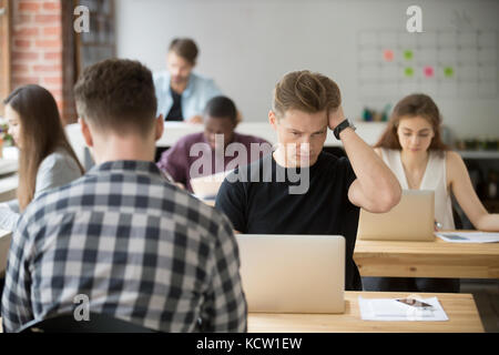 Verwirrt müde beiläufig Geschäftsmann sieht auf Laptop Bildschirm bekleidet ratlos oder. durchdachte Projekt Manager der doppelten Kontrolle wichtiger Informationen, Resu Stockfoto