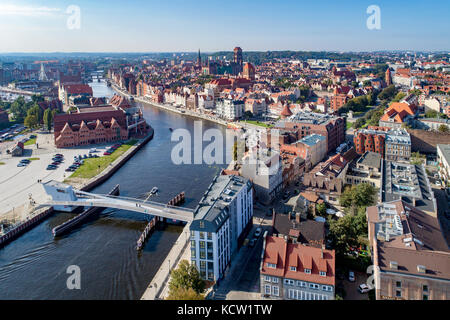 Danzig, Polen. Antenne skyline Panorama mit Mottlau, 4 Brücken, Baltische Philharmonie und berühmten Sehenswürdigkeiten: mittelalterliche Kran, St. Maria, St. Johannes Stockfoto