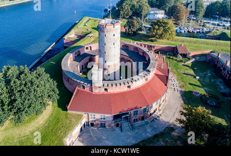 Mittelalterliche wisloujscie Festung mit alten Leuchtturm Turm im Hafen von Danzig, Polen ein einzigartiges Denkmal der Festungsanlage funktioniert. Luftaufnahme Stockfoto