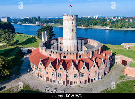 Mittelalterliche wisloujscie Festung mit alten Leuchtturm Turm im Hafen von Danzig, Polen ein einzigartiges Denkmal der Festungsanlage funktioniert. Luftaufnahme Stockfoto