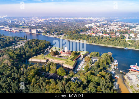 Mittelalterliche wisloujscie Festung mit alten Leuchtturm Turm im Hafen von Danzig, Polen ein einzigartiges Denkmal der Festungsanlage funktioniert. Luftaufnahme Stockfoto