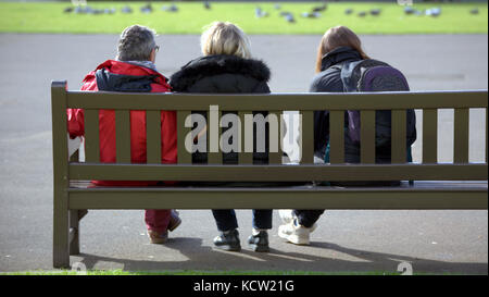 Auf einer Bank sitzen und das Leben von Touristen beobachten, George Square Glasgow Stockfoto