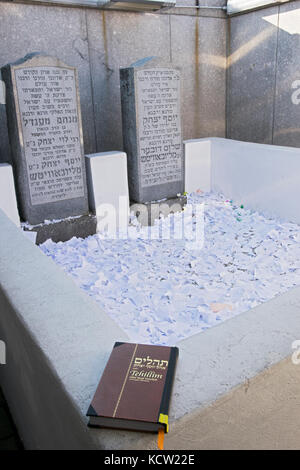 Ein Buch der Psalmen an den Ort der Bestattung der letzten 2 Lubavitcher Das rebbes. In Montefiore Friedhof in Cambria Heights, Queens, New York Stockfoto