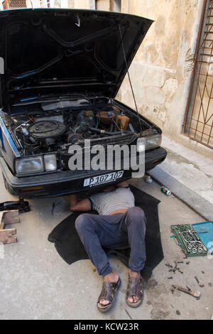 Typische Straße Reparatur von Auto, Habana Vieja, die Altstadt von Havanna, Kuba Stockfoto