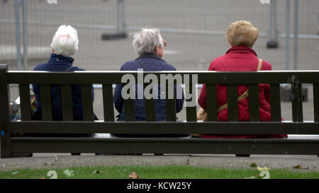 Auf einer Bank sitzen und das Leben von Touristen beobachten, George Square Glasgow Stockfoto