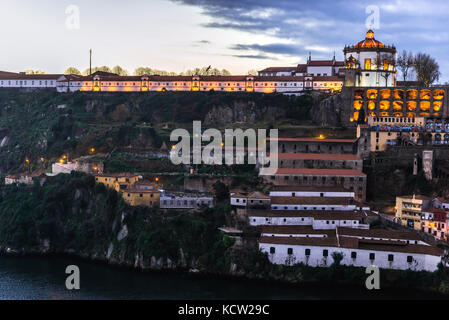 Kloster Serra do Pillar über den Portweinkellern am Ufer des Flusses Douro in der Stadt Vila Nova de Gaia, Portugal. Blick von der Stadt Porto Stockfoto