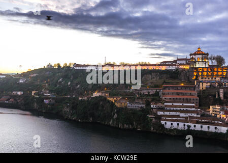 Kloster Serra do Pillar über den Portweinkellern am Ufer des Flusses Douro in der Stadt Vila Nova de Gaia, Portugal. Blick von der Stadt Porto Stockfoto