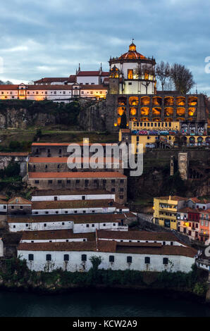 Kloster Serra do Pillar über den Portweinkellern am Ufer des Flusses Douro in der Stadt Vila Nova de Gaia, Portugal. Blick von der Stadt Porto Stockfoto