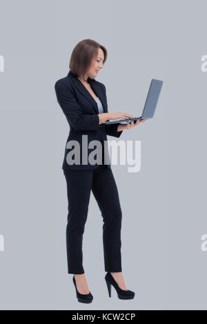 Schöne junge geschäftsfrau im Anzug hält Laptop in der Hand, Lächeln, auf weißem Hintergrund Stockfoto