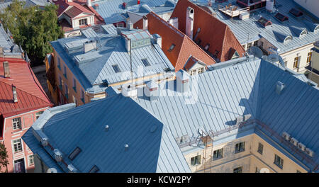 Tallinn, Blick von der St. Olav Kirchturm über die alten Dächer der Stadt Stockfoto