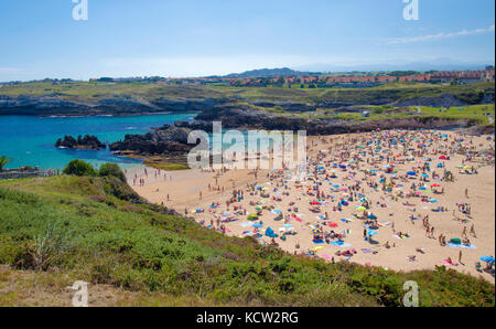 Kantabrien, Spanien - 12. August: Einheimische, Touristen und heißer Samstag am Strand Playa de San Juan de la Canal, 12. August, in Kantabrien, Spanien Stockfoto