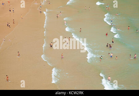 Santander, Spanien - 14. August: Einheimische, Touristen und heißen August Wetter am Strand Playa de matalenas, 14. August 2017 in Santander, Kantabrien, spai Stockfoto