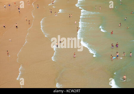 Santander, Spanien - 14. August: Einheimische, Touristen und heißen August Wetter am Strand Playa de matalenas, 14. August 2017 in Santander, Kantabrien, spai Stockfoto