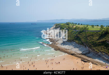 SANTANDER, SPANIEN - 14. August: Einheimische, Touristen und heißen August Wetter am Strand Playa de Matalenas, 14. August 2017 in Santander, Kantabrien, Spai Stockfoto