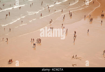 Santander, Spanien - 14. August: Einheimische, Touristen und heißen August Wetter am Strand Playa de matalenas, 14. August 2017 in Santander, Kantabrien, spai Stockfoto