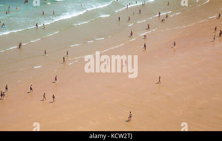 Santander, Spanien - 14. August: Einheimische, Touristen und heißen August Wetter am Strand Playa de matalenas, 14. August 2017 in Santander, Kantabrien, spai Stockfoto