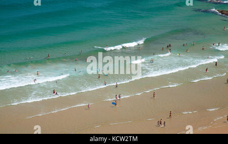 Santander, Spanien - 14. August: Einheimische, Touristen und heißen August Wetter am Strand Playa de matalenas, 14. August 2017 in Santander, Kantabrien, spai Stockfoto