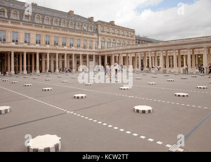 PARIS, FRANKREICH - 17. AUGUST: Touristen fotografieren sich gegenseitig in der Kunstinstallation Les Deux Plateaux, besser bekannt als Colonnes de Buren in PAL Stockfoto