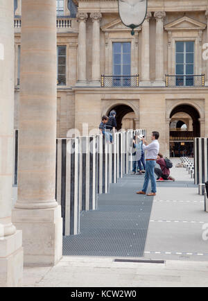 PARIS, FRANKREICH - 17. AUGUST: Touristen fotografieren sich gegenseitig in der Kunstinstallation Les Deux Plateaux, besser bekannt als Colonnes de Buren in PAL Stockfoto