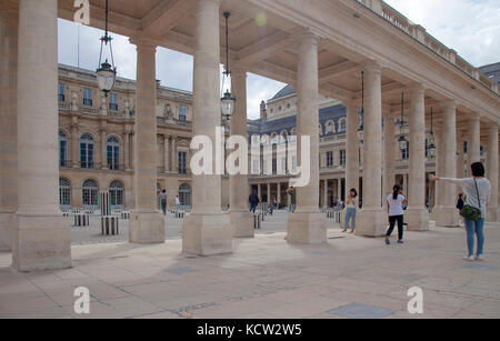 PARIS, FRANKREICH - 17. AUGUST: Touristen fotografieren sich gegenseitig in der Kunstinstallation Les Deux Plateaux, besser bekannt als Colonnes de Buren in PAL Stockfoto