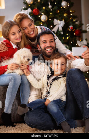Freundliche Familie mit Kindern, die selfie für Weihnachten Stockfoto