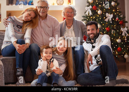 Portrait von erweiterten lächelnde Familie auf Weihnachten Stockfoto