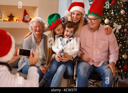 Familie, Urlaub, Generation, Weihnachten und Personen Konzept - fotografieren lächelnde Familie über Weihnachten Stockfoto