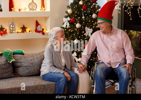 Senior Paar ihre Weihnachten die Zeit zusammen genießen. Stockfoto