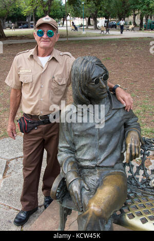 Sicherheit Mann mit Brille, John Lennon Bronze Statue im Parque John Lennon, Vedado, Havanna, Kuba Stockfoto