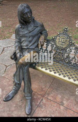 Sicherheit Mann mit Brille, John Lennon Bronze Statue im Parque John Lennon, Vedado, Havanna, Kuba Stockfoto