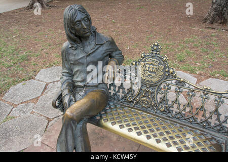 Sicherheit Mann mit Brille, John Lennon Bronze Statue im Parque John Lennon, Vedado, Havanna, Kuba Stockfoto