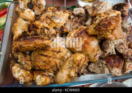 Leckere Stücke gebratenes Huhn auf dem Grill. Stockfoto