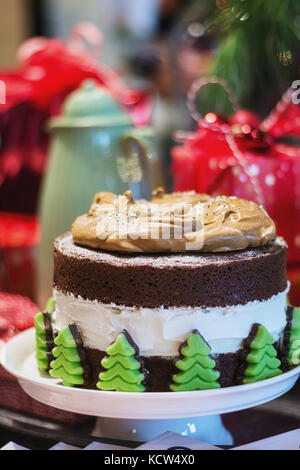 Leckere Schokolade Kuchen mit Marzipan Weihnachten Bäume an das Food Festival in Utrecht in den Niederlanden Stockfoto