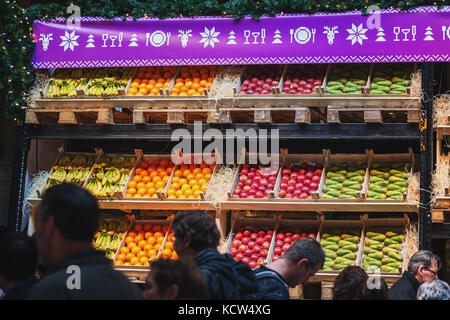 Utrecht, Niederlande, 9. Dezember 2016: Verschiedene Arten von Früchten in Kisten auf das Food Festival angezeigt. Stockfoto