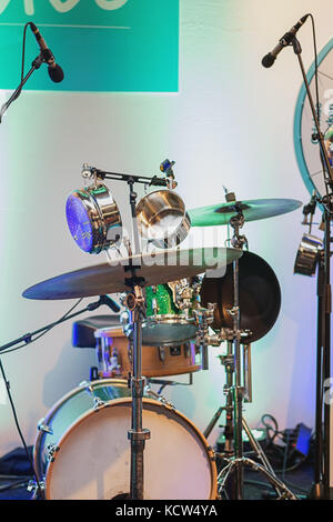 Drum Kit wo Pfannen, wok und einem Sieb auch in der Food Festival in Utrecht errichtet werden Stockfoto