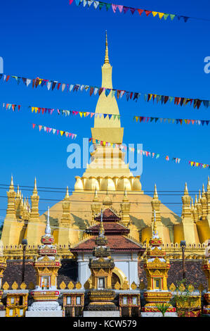 Dass Luang Stupa, Sehenswürdigkeiten von Vientiane, Laos, mit bunten Wimpel Banner während der jährlichen Feier des boun That Luang Festival eingerichtet Stockfoto