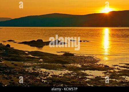 Sonnenuntergang auf dem St. Lawrence River, l'Isle-aux-Coudres, Quebec, Kanada Stockfoto