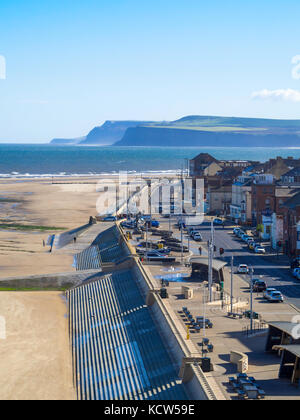 Blick von der Redcar Rundumleuchte oder vertikalen pier Blick nach Süden entlang der Promenade Richtung Huntcliff Saltburn Stockfoto