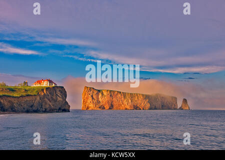 Roche perce und Atlantik Sünde Nebel bei Sonnenaufgang auf gaspe Halbinsel, Perce, Quebec, Kanada Stockfoto