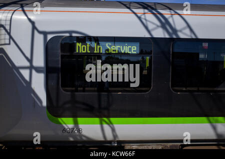 Ein Zug der Londoner Midland-Linie wartet am Bahnsteig des Northampton Railway Station. Stockfoto