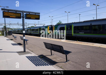 Eine London Midland Zug wartet an der Plattform von Northampton Bahnhof. Stockfoto