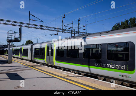 Eine London Midland Zug wartet an der Plattform von Northampton Bahnhof. Stockfoto