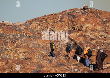 Gruppe der Wanderer auf gestreift Felsen auf dem Viedma Gletscher, Südlichen Patagonischen Eisfeld, Nationalpark Los Glaciares, Argentinien Stockfoto